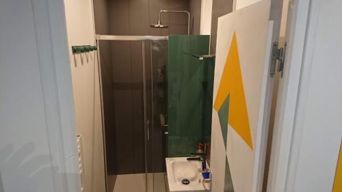 une salle de bain avec un lavabo et un miroir dans l'établissement T3 GUYNEMER 1ER ÉTAGE Plage à 80 M Linge de lit fourni, à Les Sables-dʼOlonne