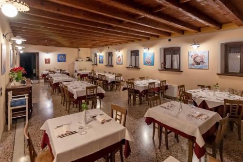 מסעדה או מקום אחר לאכול בו ב-Ostarie Vecjo Friul 1901