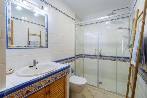 a bathroom with a shower and a sink and a toilet at Top renoviertes Apartment mit großer Terrasse in Albufeira