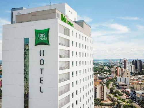 um edifício com um sinal na lateral em ibis Styles Goiania Marista em Goiânia