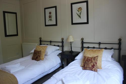A bed or beds in a room at Prince of Wales 