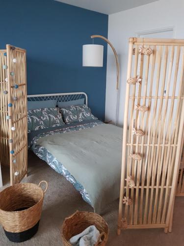 Un dormitorio con una cama con marco de madera. en Face mer Tyra, en La Baule