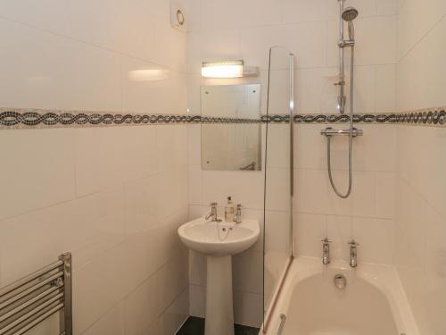 Apartment 4 tesisinde bir banyo