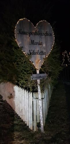 a sign in the shape of a heart on a fence at Knusperhäuschen Maria Nikoletta in Witra