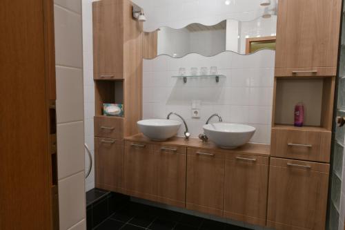 a bathroom with two sinks and a mirror at Gasthof Zur Grafschaft Veldenz in Veldenz