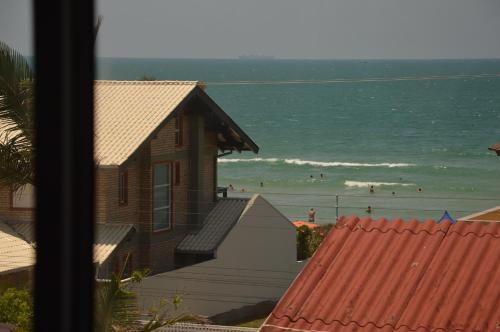 una casa con vistas a la playa en Belíssimo Apto 2 Suítes a 50 metros do mar em Bombinhas SC, en Bombinhas