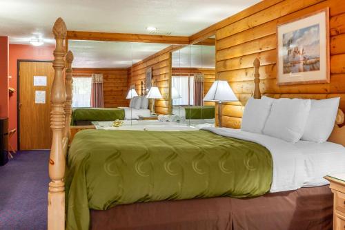 Een bed of bedden in een kamer bij Quality Inn & Suites
