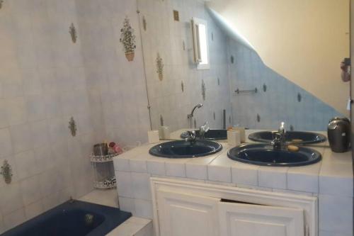 Kuchyň nebo kuchyňský kout v ubytování jolie villa avec piscine