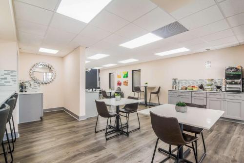 una sala con tavoli e sedie e una cucina di Quality Inn & Suites Lake City a Lake City