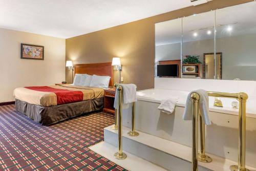 A bed or beds in a room at Econo Lodge Lebanon