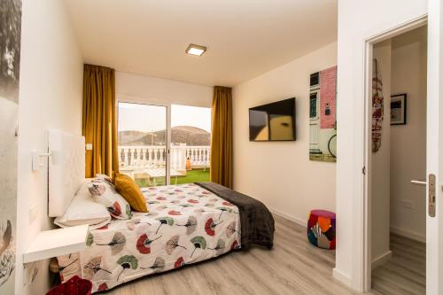 een slaapkamer met een bed en een raam bij Duplex Palm Mar B29 in Palm-mar