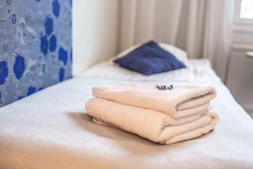 una pila de toallas sentadas encima de una cama en B&B Mierontie Oy, en Konnevesi