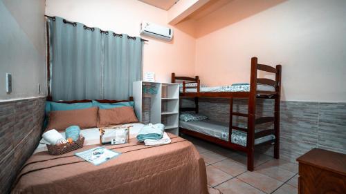 Hospedagem Econômica By Bia في بنها: غرفة بسرير وسريرين بطابقين