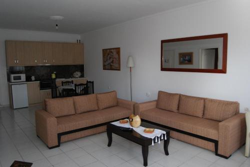 ein Wohnzimmer mit 2 Sofas und einem Tisch in der Unterkunft Daniel's Apartment in Sarandë
