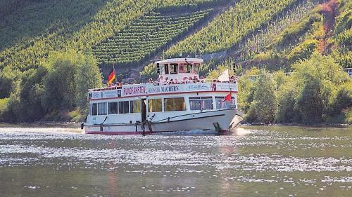 a boat traveling down a river withnorwegian on it at Pension Dören in Bruttig-Fankel