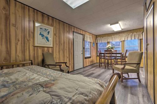 een slaapkamer met een bed en stoelen en een tafel bij Hot Springs Home Less Than 1 Mi to Oaklawn Racing Casino! in Hot Springs