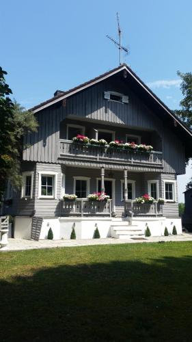 ein Gebäude mit Blumenkästen auf der Vorderseite in der Unterkunft Haus Sonnenblick- Apartments in Starnberg