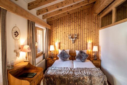 a bedroom with a bed with two pillows on it at Victoria Retreat & Spa in Vercorin