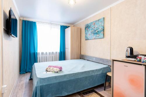 Postel nebo postele na pokoji v ubytování YourHouse микрорайон 1, дом 5 - экономичнее квартиры, уютнее гостиницы