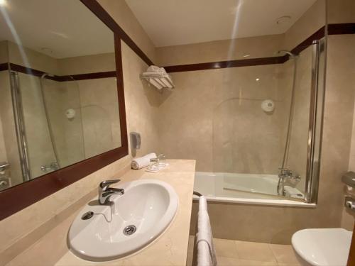 Hotel Alda Palacio Valdésにあるバスルーム