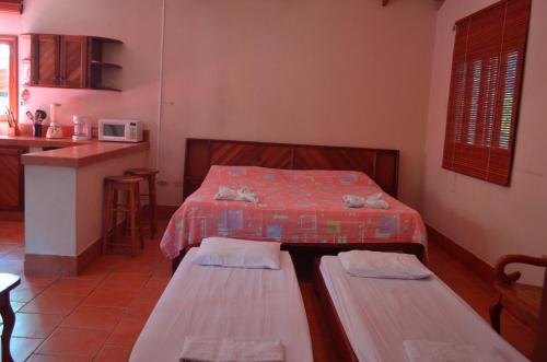 a room with a bed and two benches in it at Los Volcanes, Playa el Coco in Escameca