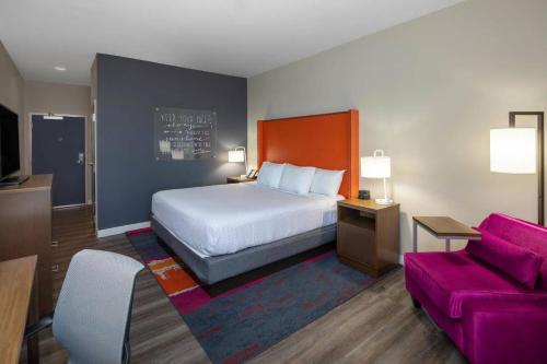 La Quinta Inn & Suites by Wyndham Wisconsin Dells- Lake Delton tesisinde bir odada yatak veya yataklar