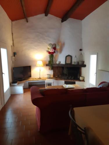 un salon avec un canapé et une télévision dans l'établissement Villa de Charme sur la Corniche, à Sète