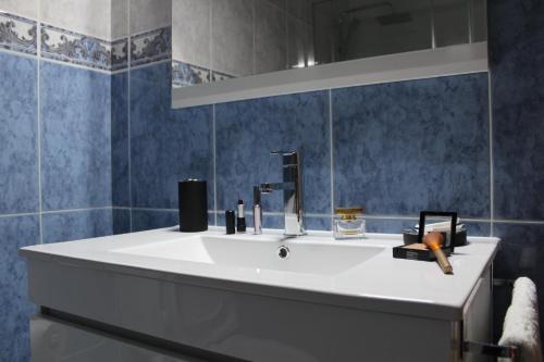 ein Badezimmer mit einem weißen Waschbecken und einem Spiegel in der Unterkunft Casa da Seara in Casal de Loivos