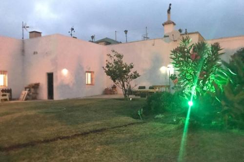 a house with a green light in the yard at Casa en Bolonia muy cerca de la playa in Bolonia