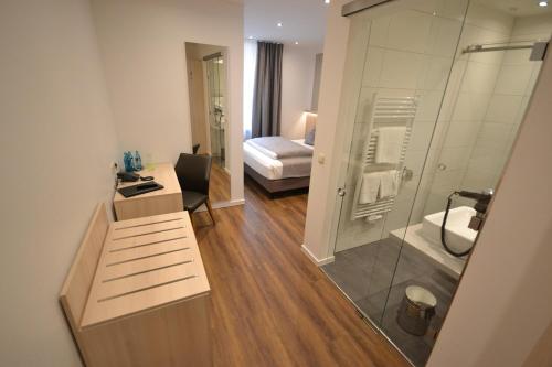 Habitación con baño con lavabo y ducha. en Hotel-Gasthof Weisses Ross, en Schwaig