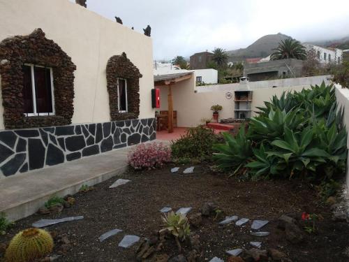 a house with a garden in front of it at casa rural Aguarijo in Mocanal