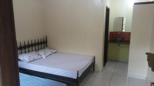 een kleine slaapkamer met een bed in een kamer bij Chalés Santo Verde in Goiás