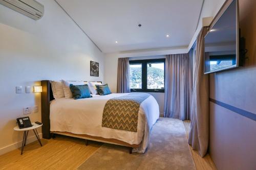 a hotel room with a bed and a window at Quality Hotel Blumenau in Blumenau