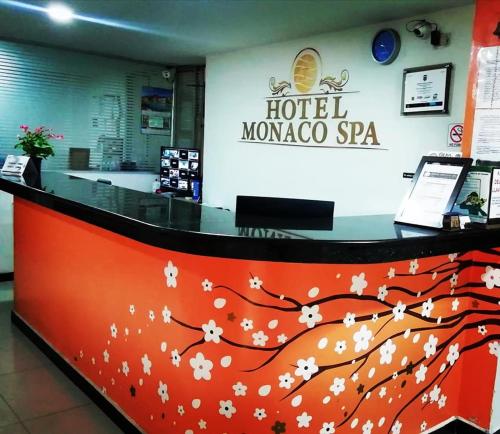 a hotel morocco spas counter with white flowers at Hotel Mónaco de Fusa in Fusagasuga