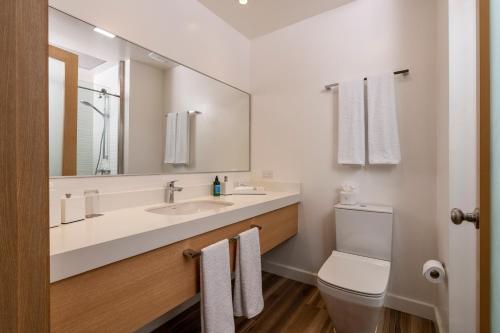 y baño con lavabo, aseo y espejo. en Finch Bay Galapagos Hotel en Puerto Ayora