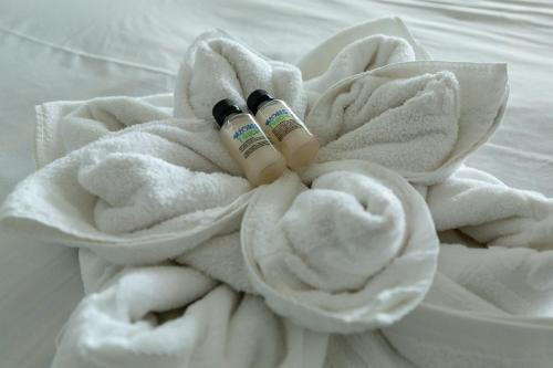 um par de tubos de batom em cima de uma toalha em Quinta do Mar em Angra do Heroísmo