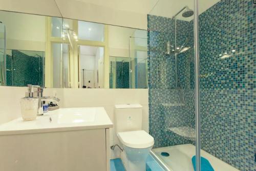 La salle de bains est pourvue d'une douche, de toilettes et d'un lavabo. dans l'établissement Traditional & Charm house in Graça, à Lisbonne