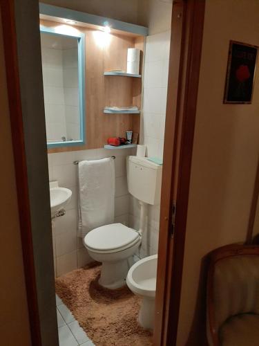 bagno con servizi igienici e lavandino di appartamento vicino al mare per 4 persone a Viareggio a Viareggio