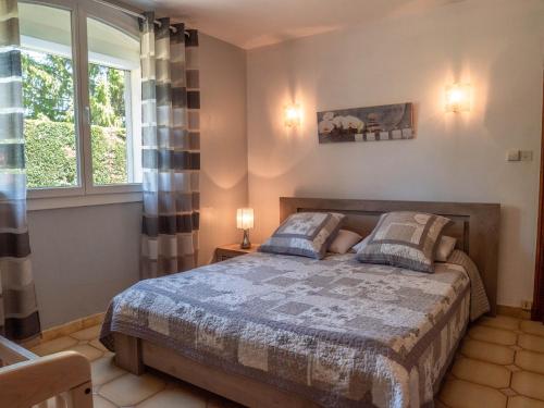 - une chambre avec un lit et une fenêtre dans l'établissement Villa Calabrisella, à Lescure-dʼAlbigeois