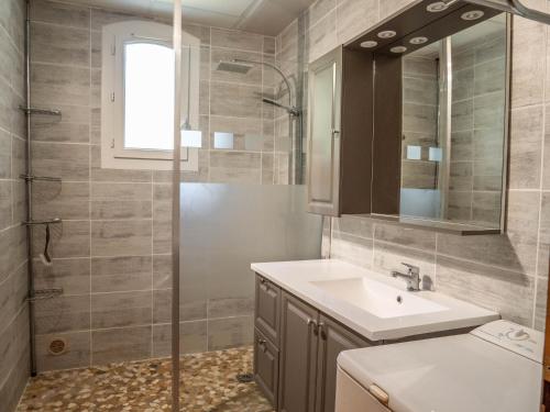 La salle de bains est pourvue d'un lavabo et d'une douche. dans l'établissement Villa Calabrisella, à Lescure-dʼAlbigeois