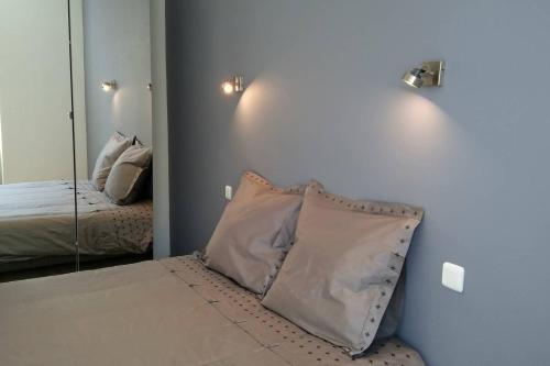 - une chambre avec un miroir et un lit avec un oreiller dans l'établissement 3P cosy à Mulhouse, 55 m2, à Mulhouse