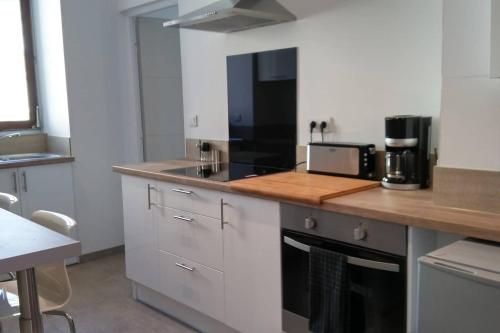 une cuisine avec un comptoir avec un micro-ondes dans l'établissement 3P cosy à Mulhouse, 55 m2, à Mulhouse