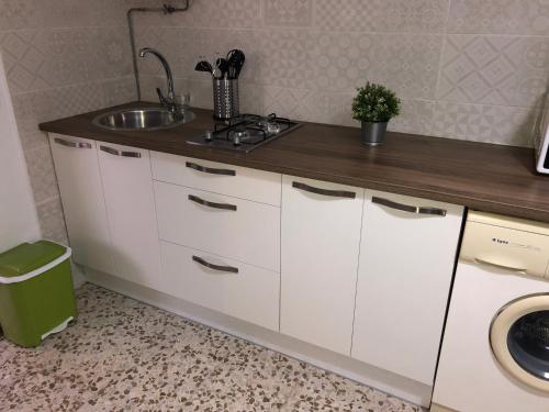 a kitchen with a sink and a counter top at Apartamento Antonia muy cerca de la playa in Bolonia