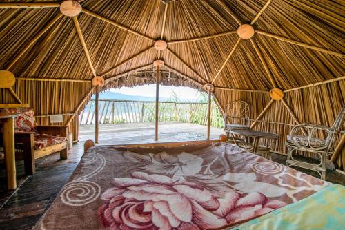 Un pat sau paturi într-o cameră la Byoona Amagara at Lake Bunyonyi