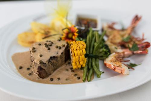 Comida en o cerca de este hotel