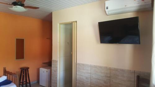 Μια τηλεόραση ή/και κέντρο ψυχαγωγίας στο Pousada Solar Tropical
