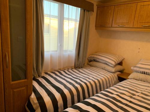 Ένα ή περισσότερα κρεβάτια σε δωμάτιο στο Chapel Caravans PS12A