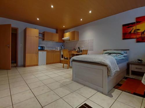 um quarto com uma cozinha e uma cama em City Appartement em Hildesheim