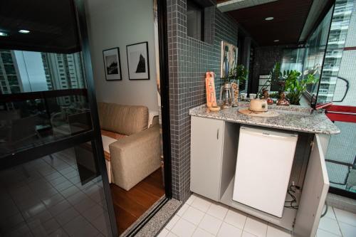 una pequeña cocina con encimera y fregadero en Apartamento Praia Barra da Tijuca Wonderful Ocean Suites, en Río de Janeiro