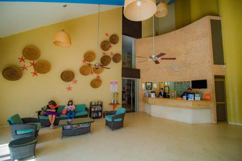 two women sitting on a couch in a waiting room at Luna Palace in Mazatlán